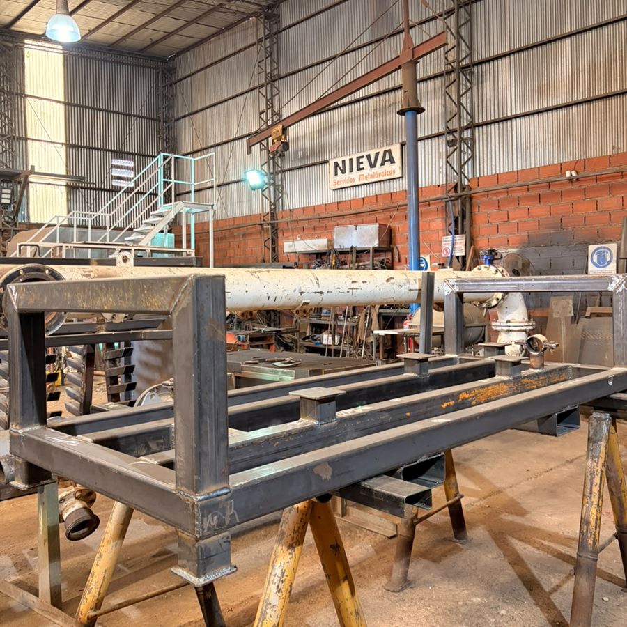 Nave del taller con el cartel de Nieva Servicios Metalúrgicos
