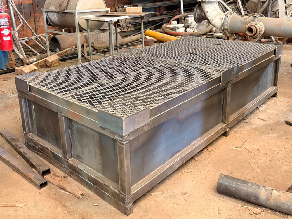 Pileta metálica con tapa de rejilla fabricada en el taller